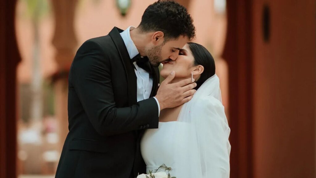 Isa Pantoja vive un aniversario de boda agridulce con Asraf Beno, lejos de él y sin olvidar la ausencia de su madre