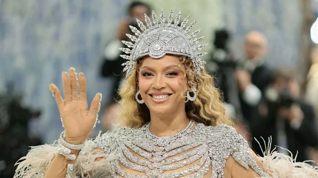 Beyoncé, de 45 años, sorprende con un nuevo y atrevido look que incluye nada más que pieles y diamantes.