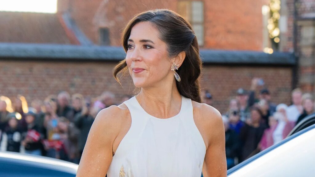Mary de Dinamarca sigue los pasos de la reina Letizia y presume de brazos tonificados: cómo cuidar esta zona a partir de los 50