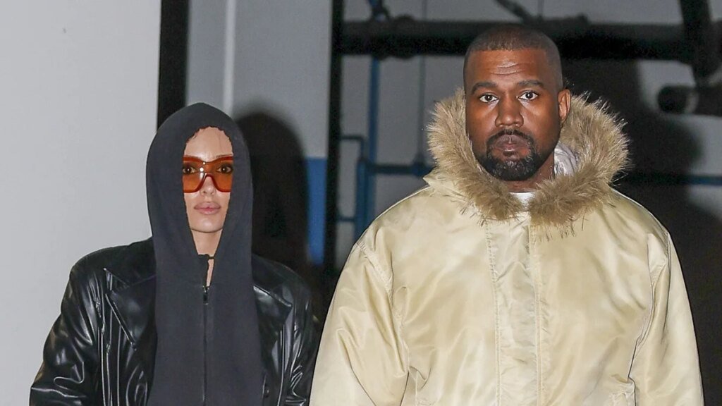 Ye y Bianca Censori desafían el calor de 100 grados en Los Ángeles con looks dramáticos después de ComplexCon