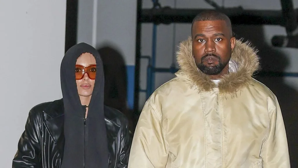 Ye y Bianca Censori desafían el calor de 100 grados en Los Ángeles con looks dramáticos después de ComplexCon