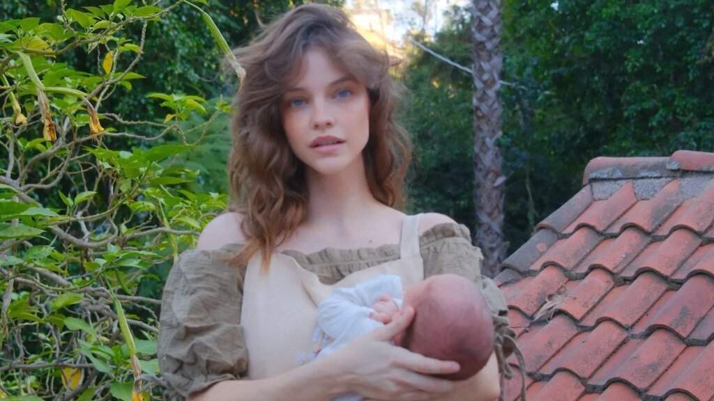 Las preciosas imágenes de Barbara Palvin con su hija un mes después de dar a luz, como unas ninfas en la Tierra Media