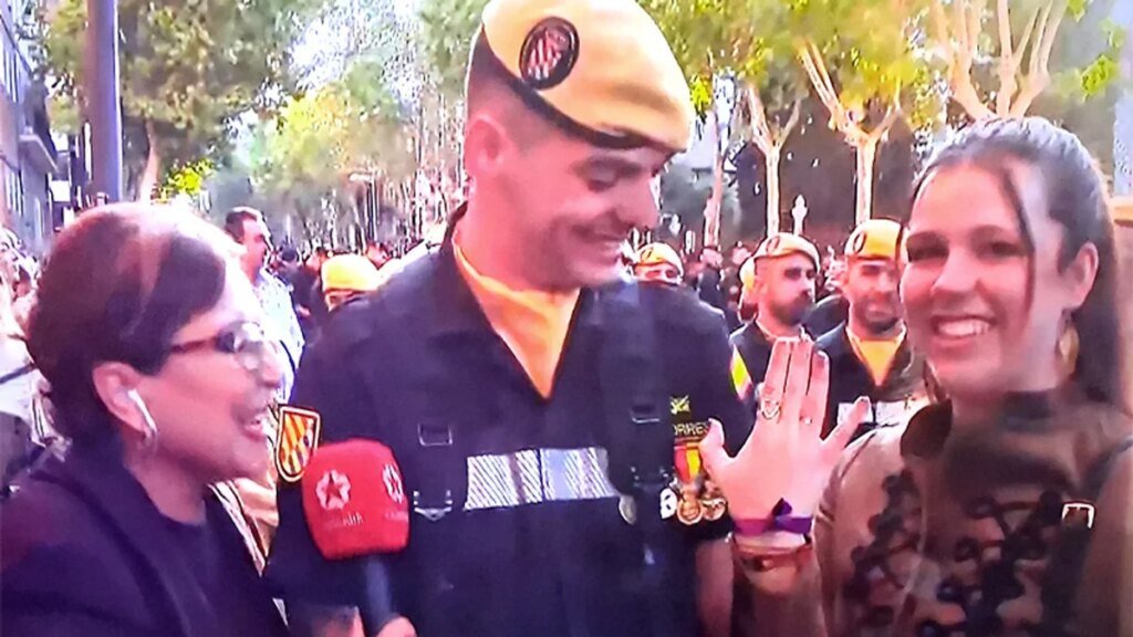 Pedida de mano en directo durante el desfile del 12-0: un militar de la UME y su novia protagonizan el romántico momentazo