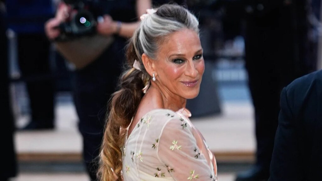 Sarah Jessica Parker apuesta por la trenza que resalta las canas e ilumina el rostro