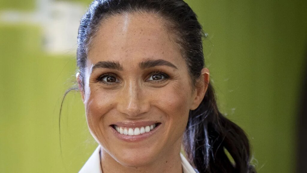 Meghan Markle se quita el maquillaje mientras presenta su último proyecto navideño