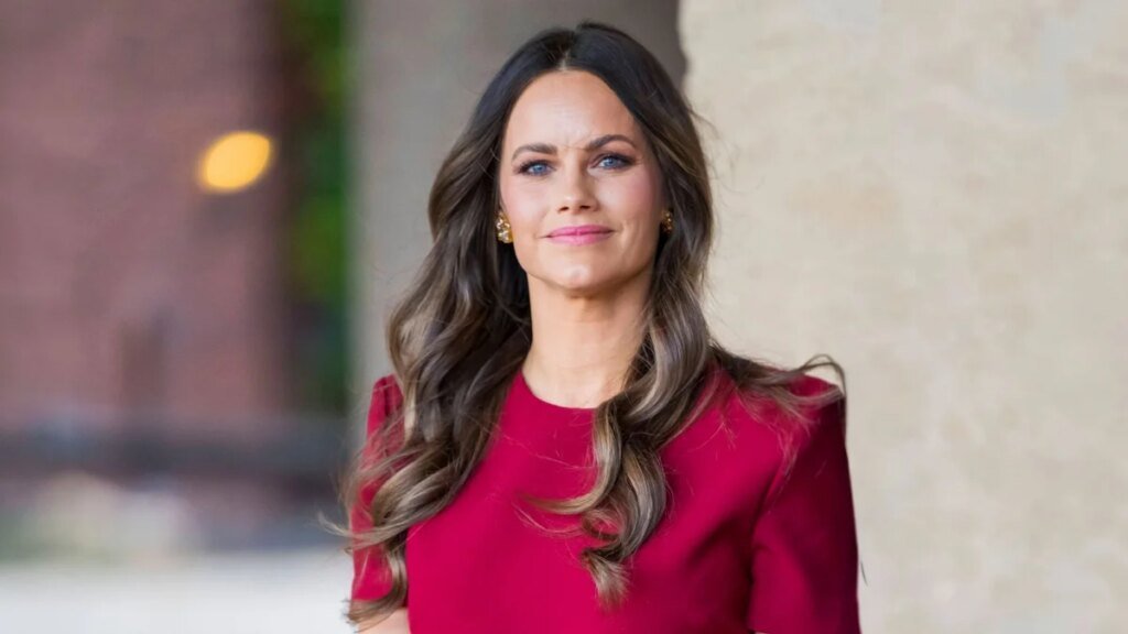 Sofía de Suecia vuelve a convertirse en la princesa más elegante con un vestido burdeos del diseñador que triunfa entre las ‘royals’ europeas