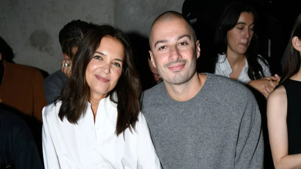 Katie Holmes y Jason Bard Yarmosky lucen cómodos juntos en primera fila en la Semana de la Moda de París