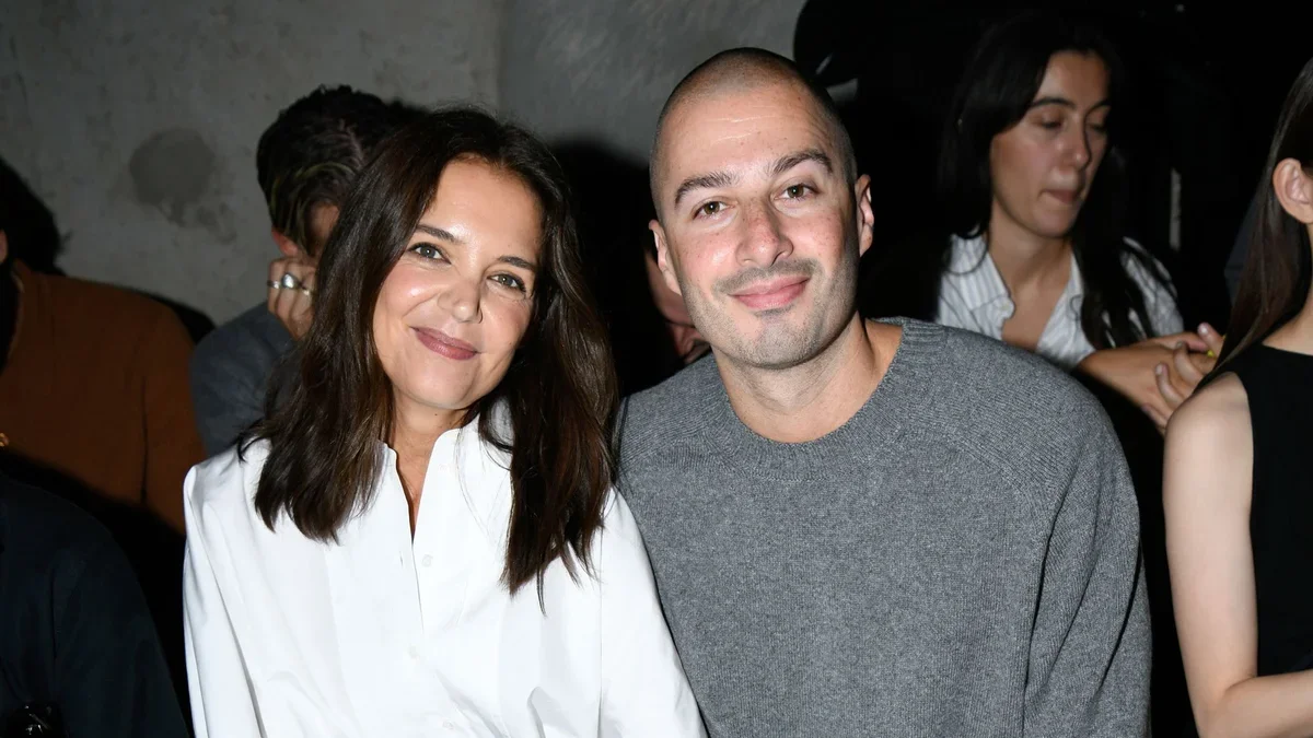 Katie Holmes y Jason Bard Yarmosky lucen cómodos juntos en primera fila en la Semana de la Moda de París