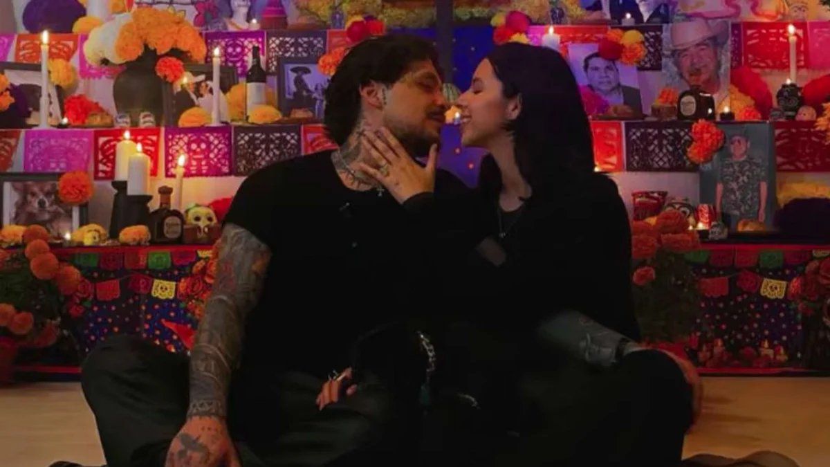 Christian Nodal y Ángela Aguilar derrochan romance mientras muestran su ofrenda de Día de Muertos Christian Nodal y Ángela Aguilar derrochan romance mientras muestran su ofrenda de Día de Muertos