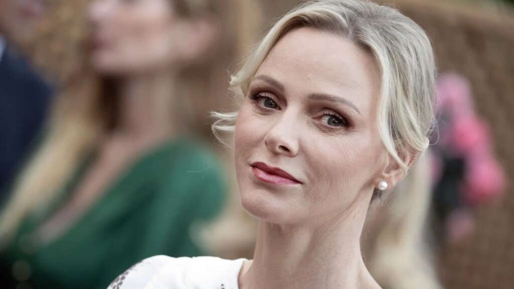 La princesa Charlene canaliza a Grace Kelly con un peinado elegante y un traje moderno