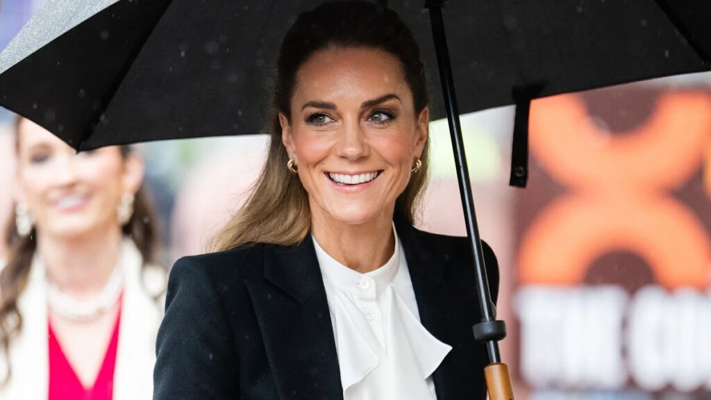 Kate Middleton nos enseña cómo llevar blusas de abuela de la forma más elegante en otoño 2026