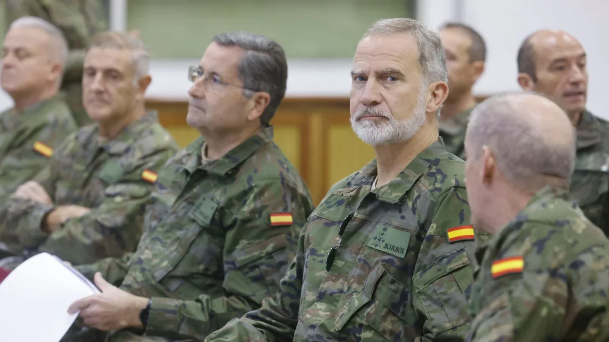 El rey Felipe VI, en permanente contacto con el Gobierno para conocer todos los detalles de la tragedia ferroviaria