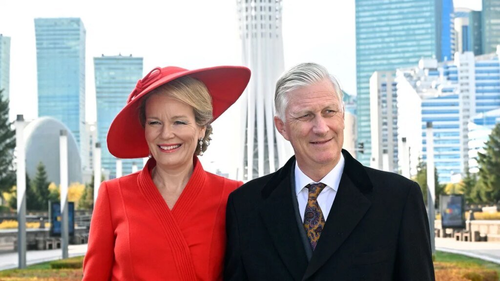La reina Mathilde hace una declaración audaz vestida de rojo y comparte un dulce momento con el rey Felipe