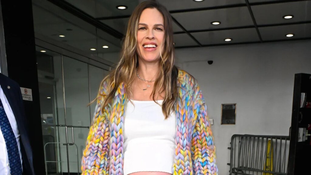 Hilary Swank presume su crecido baby bump y reacciona a las críticas por su embarazo a los 52 años