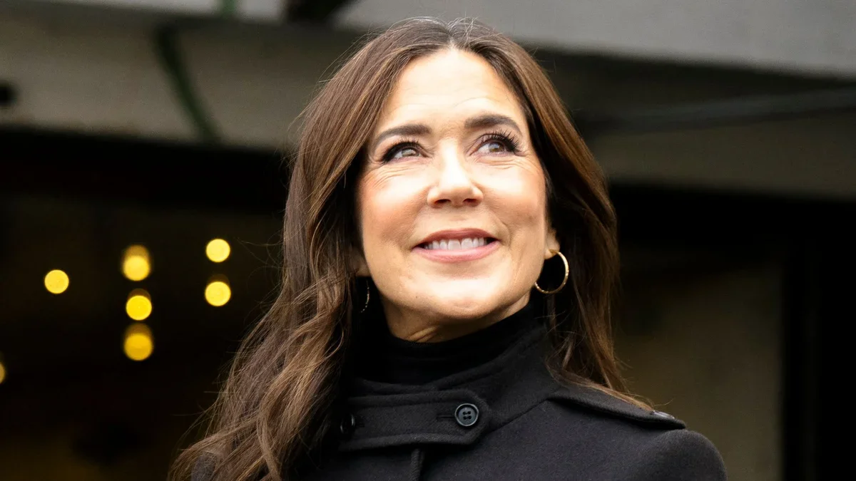Queen Mary le da un toque vanguardista a la elegancia del otoño con un elemento básico inesperado del guardarropa