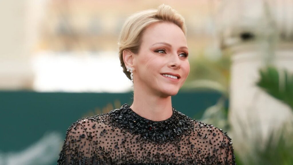 La princesa Charlene luce un romántico vestido blanco para conocer al bebé que hizo historia en Mónaco