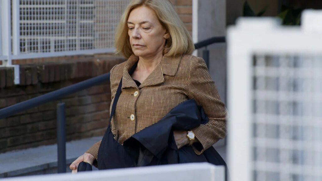 Mónica Medina, expareja de Emilio Guitérrez Caba, pide perdón tras agredir con una botella de champán a una periodista