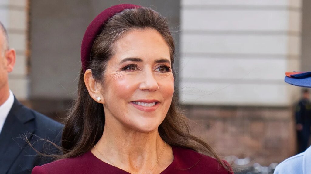 El elegante traje burdeos de Queen Mary llega con un detalle sorprendente de 1964
