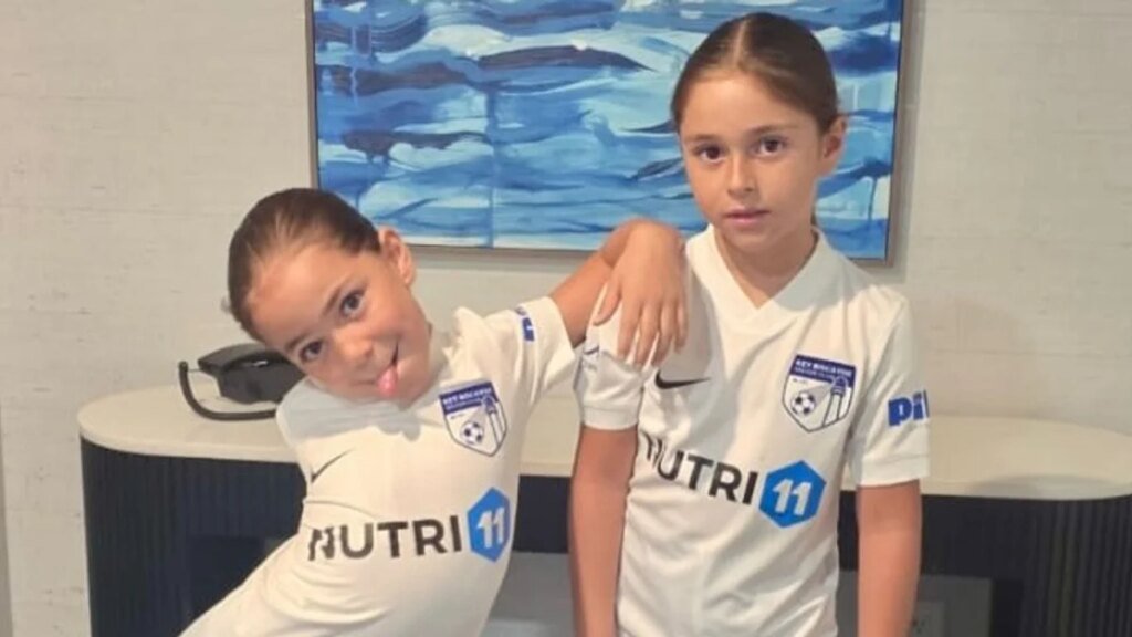 Jacky Bracamontes y Martín Fuentes muestran orgullosos el debut de sus mellizas en el futbol