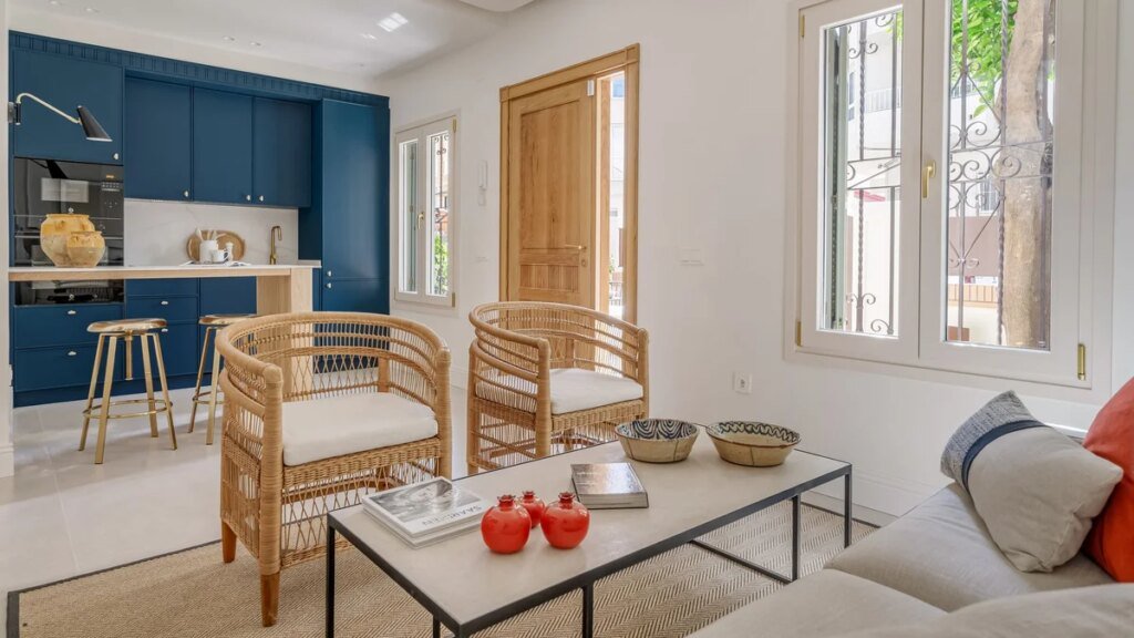 Estuvo 20 años cerrada y tiene solo 45 m²: así han conseguido que esta pequeña casa de Málaga parezca mucho más grande