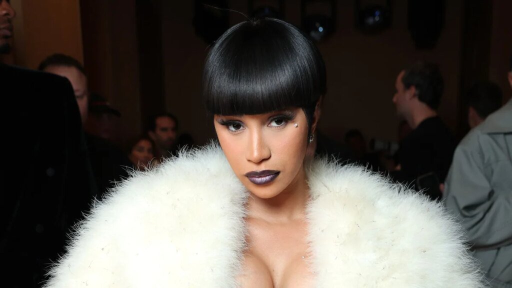 Cardi B limpia profundamente la casa de su abuela en República Dominicana