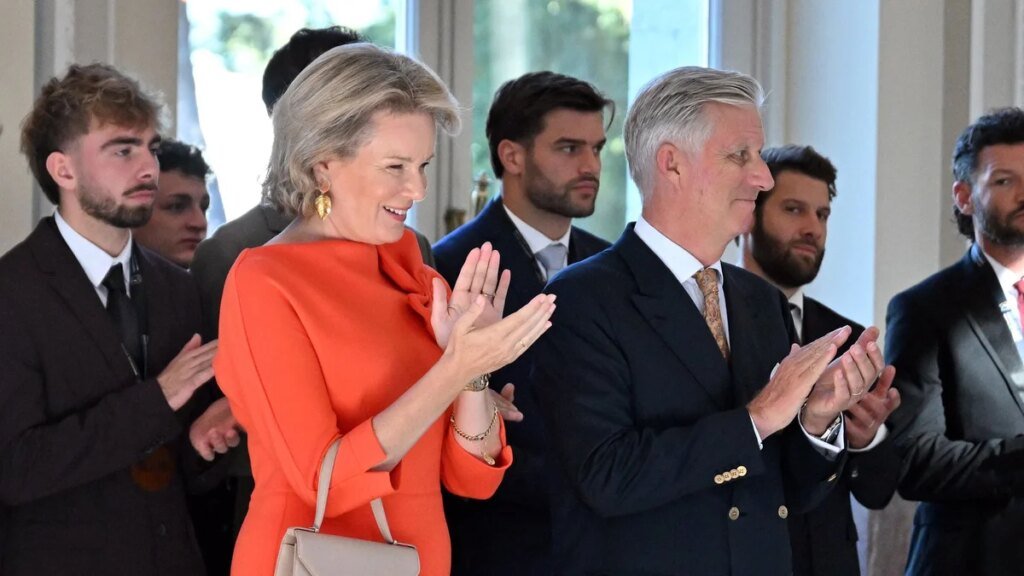 La reina Matilde alegra la recepción en palacio con un vestido naranja con un toque divertido