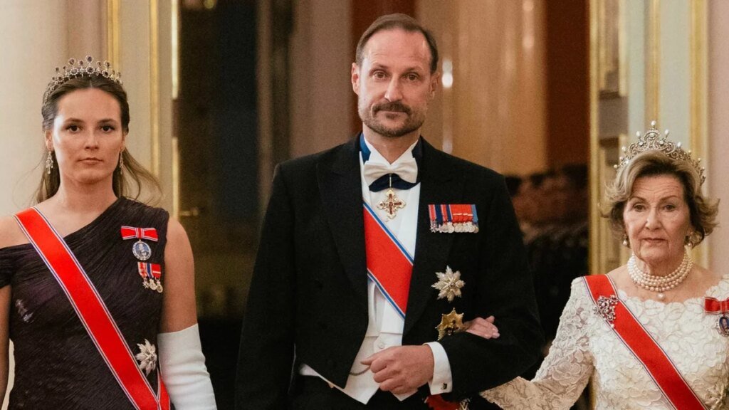 Ingrid de Noruega estrena la tiara de amatistas de la reina Mette-Marit en su ausencia: las joyas que han brillado en el primer gran banquete de Haakon como rey