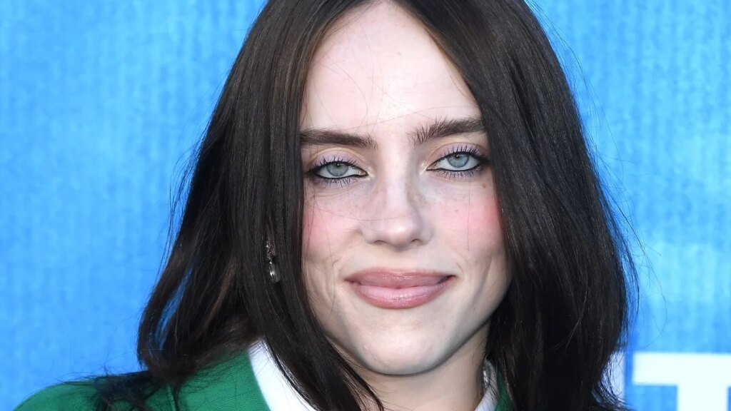 Billie Eilish estrena cabello rubio rojizo en un gran cambio de imagen