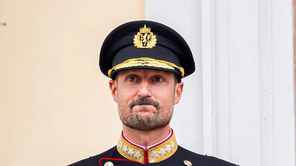 El rey Haakon lucha contra las lágrimas mientras revela lo que más extraña de su difunto padre, el rey Harald.