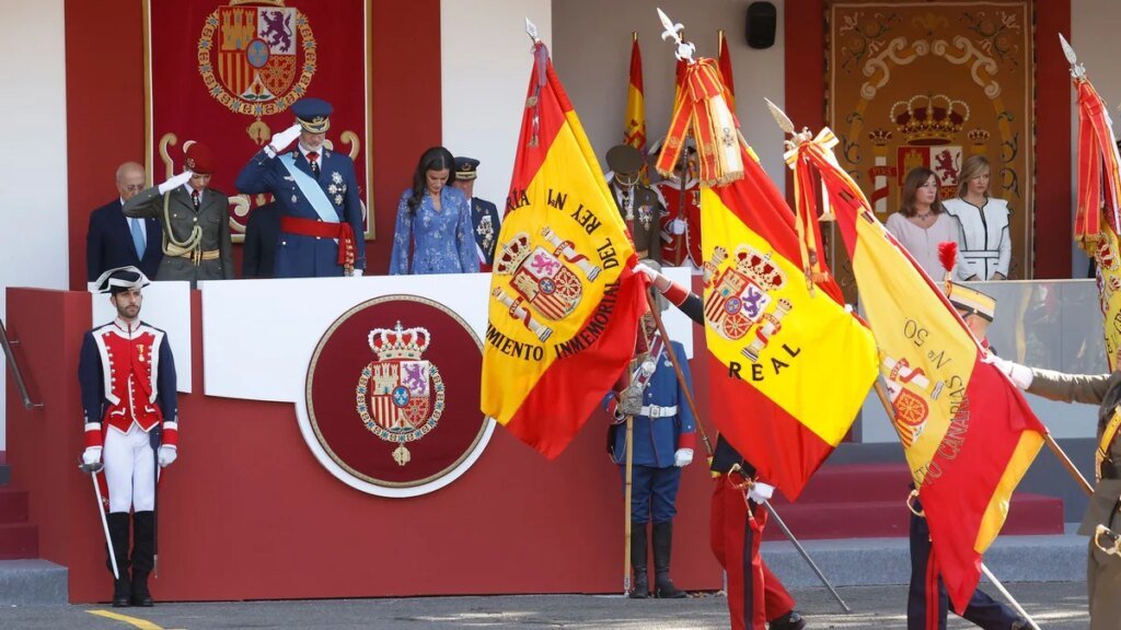 Los Reyes y sus hijas presiden el espectacular desfile de la Fiesta Nacional marcado por su histórico e inminente viaje a Ceuta