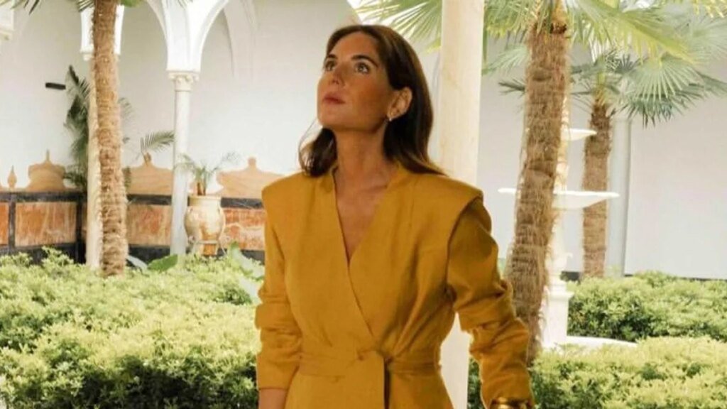 Lourdes Montes, impecable con su traje mostaza de firma española: un 2 piezas que funciona igual de bien en primavera que en otoño