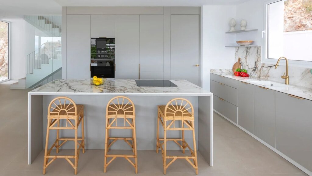 Paula Piris, arquitecta, revela el secreto para que una cocina de diseño no sea fría: “Parecen de exposición, pero las hacemos nuestras con los complementos”