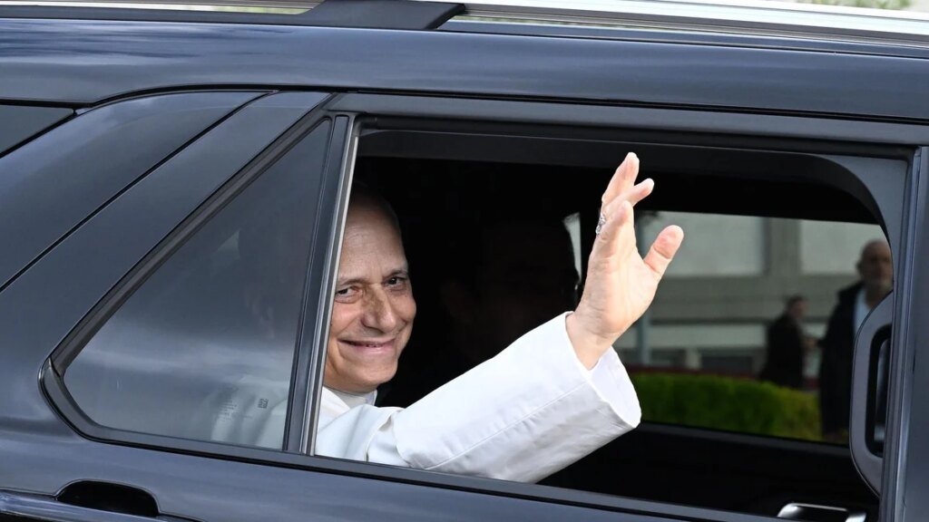 El papa León XIV recibe el alta hospitalaria y vuelve al Vaticano tras su operación de pulmón: sus primeras imágenes