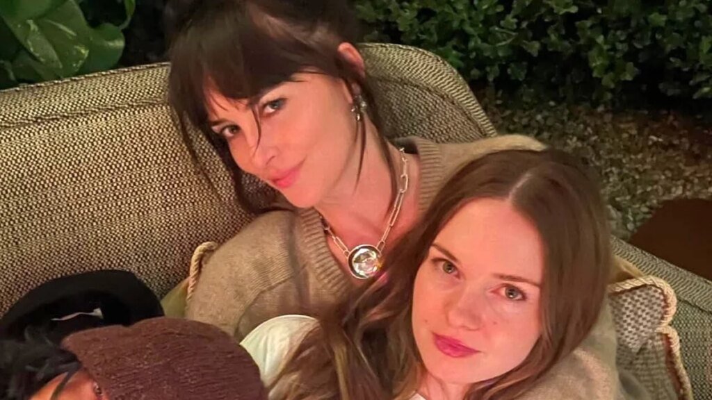 Dakota Johnson celebra sus 37 años: libre de compromisos sentimentales y más unida que nunca a Stella Banderas y a su ‘modern family’