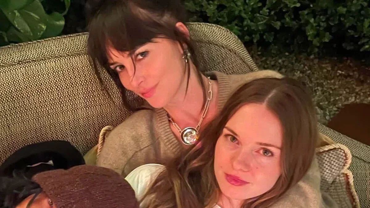 Dakota Johnson celebra sus 37 años: libre de compromisos sentimentales y más unida que nunca a Stella Banderas y a su ‘modern family’