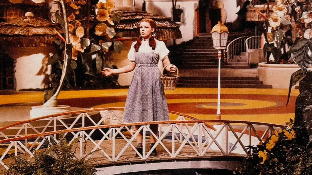 Del cubo de la basura a las grandes casas de subastas: la épica odisea para rescatar el vestido de Dorothy, el trineo de Orson Welles y el mapa desaparecido para siempre de Los Goonies