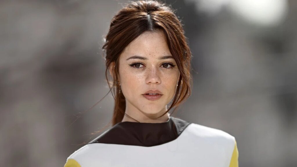 El alegre look londinense de Jenna Ortega viene con un adorable compañero que roba escenas
