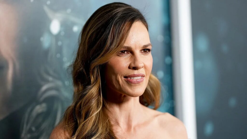 Hilary Swank responde a las críticas por tener hijos de 50 años