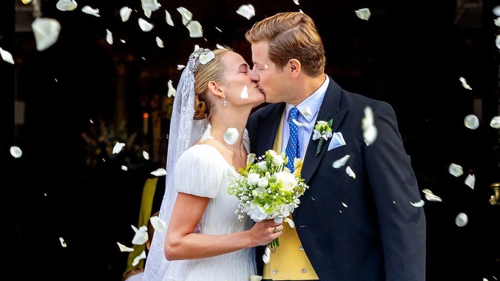 La duquesa Paulina de Württemberg, con look de diseño español, y el conde Constatin Zu Königsegg-Aulendorf se casan en una boda de cuento de hadas