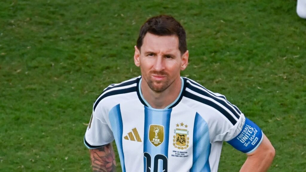 Lionel Messi llega a Argentina con su familia para el último partido