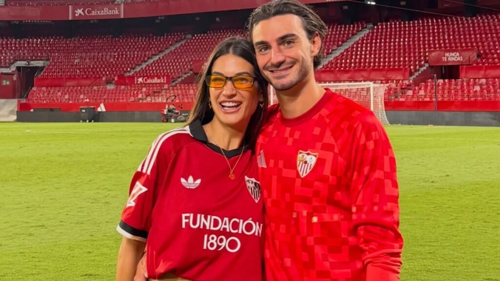 El nuevo salón de Estela Grande y Juan Iglesias en Sevilla: sofá verde musgo, camisetas de fútbol y tardes de cine en familia