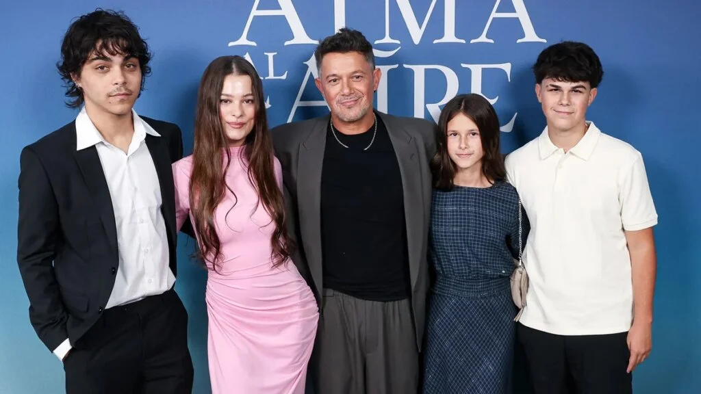 Alejandro Sanz reúne por primera vez a sus cuatro hijos y a Stephanie Cayo en una foto familiar