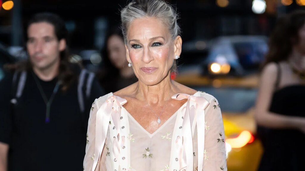 Sarah Jessica Parker luce sus canas (con orgullo) y una espectacular melena XL