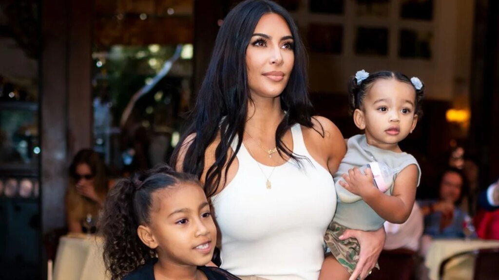 Kim Kardashian se sincera sobre su rutina como madre y revela cuántas niñeras tiene