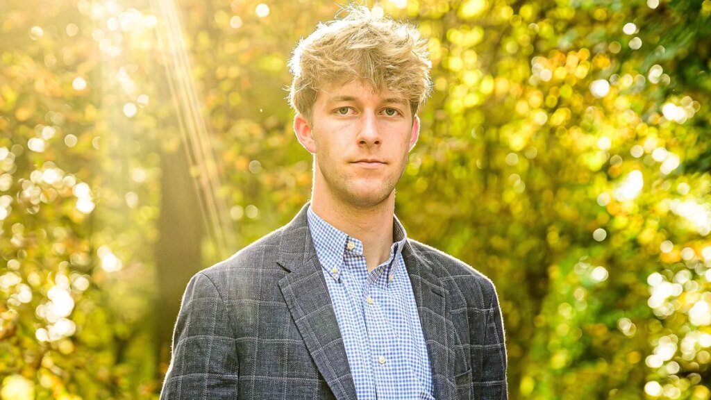 El príncipe Emmanuel de Bélgica cumple 21 años con un nuevo retrato y una vida sorprendente más allá de palacio