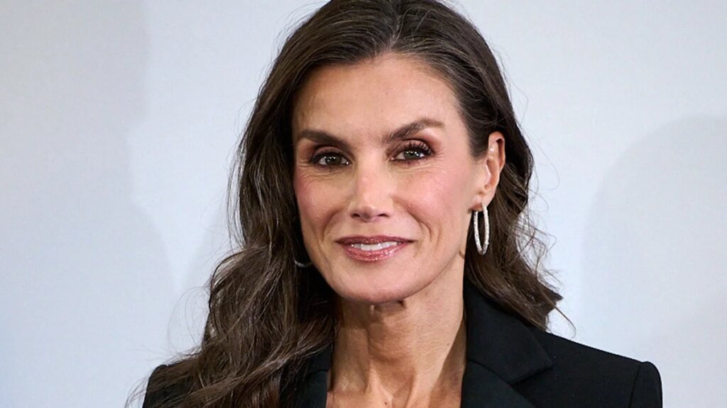 La reina Letizia aporta un poco de dramatismo a su glamuroso traje negro con un acabado divertido