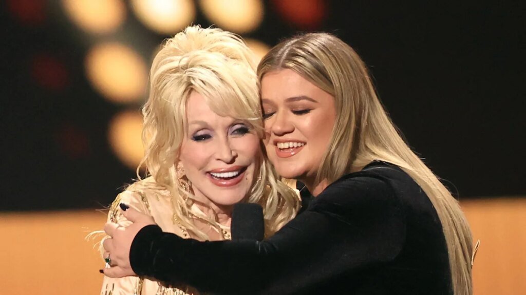 Kelly Clarkson revela la sorprendente forma en que Dolly Parton se convirtió en parte de su historia de divorcio