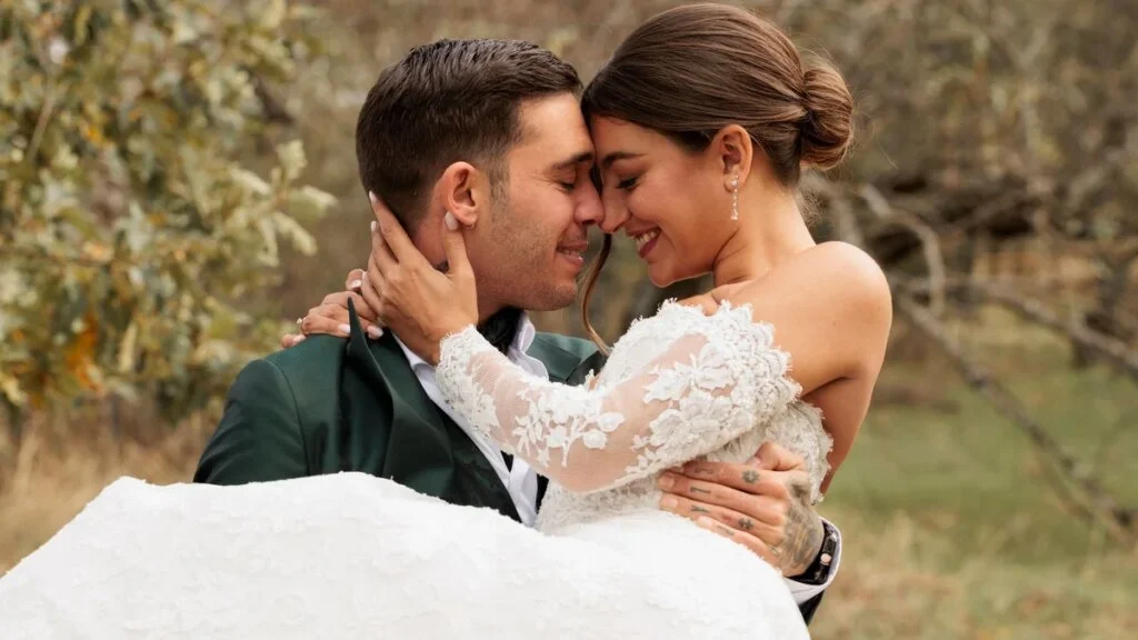 Abrimos el álbum de boda de Ana Guerra y Víctor Elías: tres vestidos, un novio al piano y un divertido guiño a ‘Los Serrano’