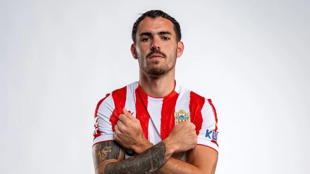 El futbolista Álex Sola protagoniza un insólito accidente de coche en Almería: huyó corriendo y triplicaba la tasa de alcohol