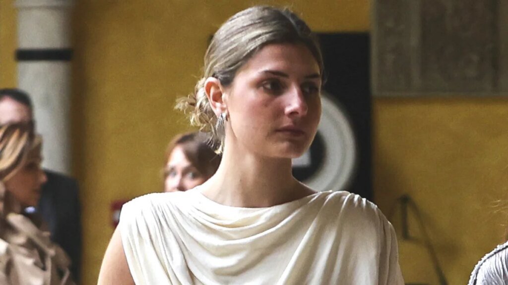 Amina Martínez de Irujo y su padre, Cayetano, protagonistas por separado y al mismo tiempo de 2 grandes bodas como invitados de lujo